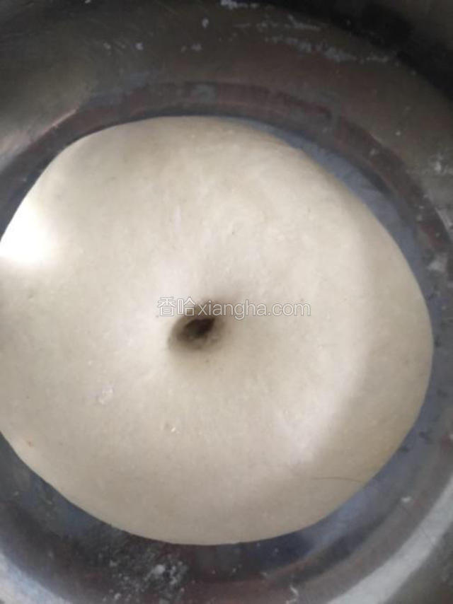 水中加入酵母搅拌均匀，倒入面粉里和成面团，烤箱35度发50分钟，手指戳下去不回缩面就算发到位了
