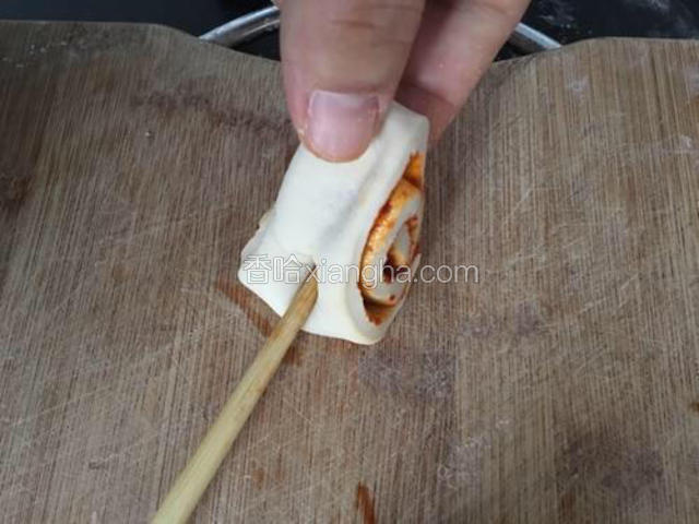 提起竖立成s型，尖头朝上