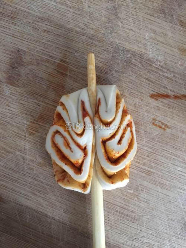用力按下筷子后并迅速抽出筷子