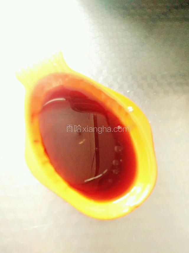 把适量盐，绵白糖，米醋，和香油混合均匀备用。