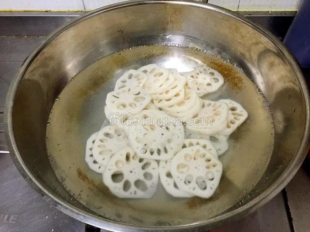锅内烧开水，水开，下莲菜，约10秒