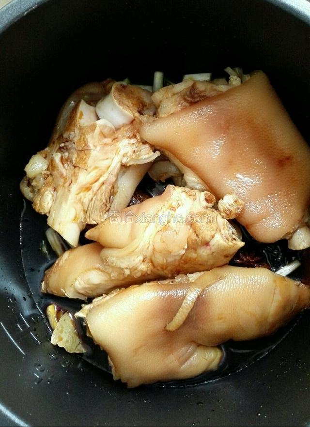 所有材料倒入猪手腌半小时