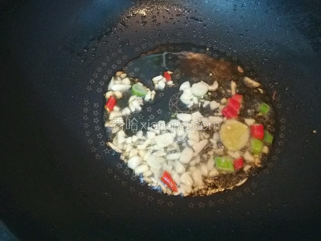 锅中加油，爆香葱姜蒜，米椒。
