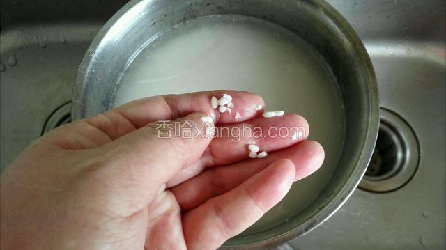 4小时后用手轻碾米粒碎了就行