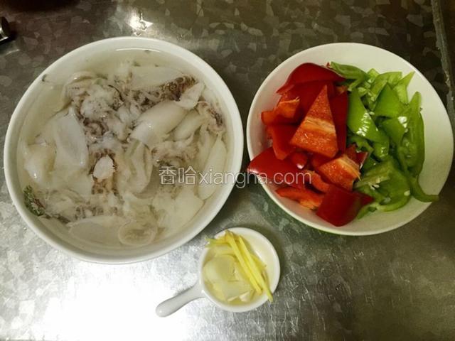 准备食材～墨鱼仔洗干净，眼睛和牙都去掉，切片
青椒红椒切三角形大小等同的片，蒜切片，姜切丝，待用