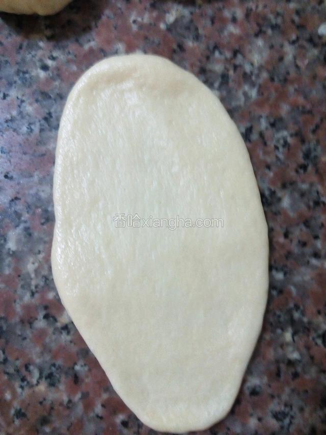 又开始排气，擀成舌状