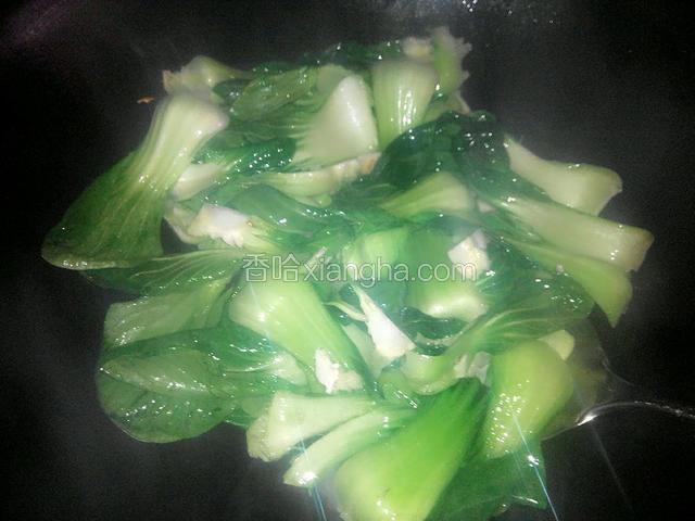 然后倒入油菜，翻炒几下