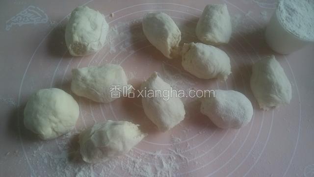 拿出揉面分成70克一个的小记子。醒发十分钟