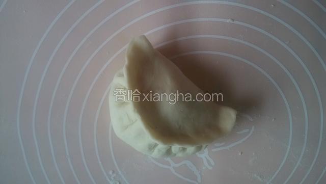取出一个将馅料放入捏成包子