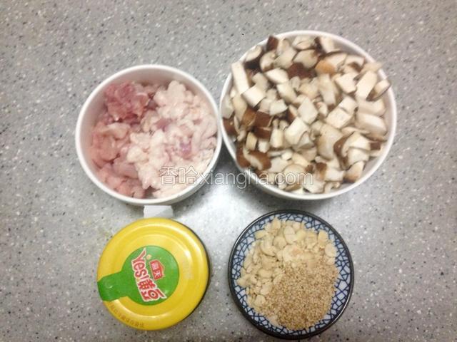 准备食材。香菇洗净切丁，猪肉切丁，最好选择带肥肉的猪肉，更香，我用的三分肥七分瘦