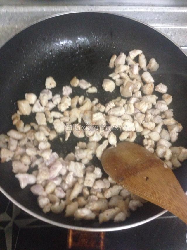 倒入瘦肉翻炒至变色，加入一点料酒翻炒一下盛出，油留在锅中