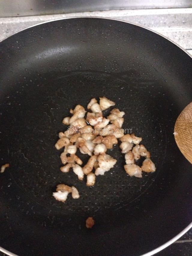 锅里放一点玉米油，放入肥肉，小火煸炒出油