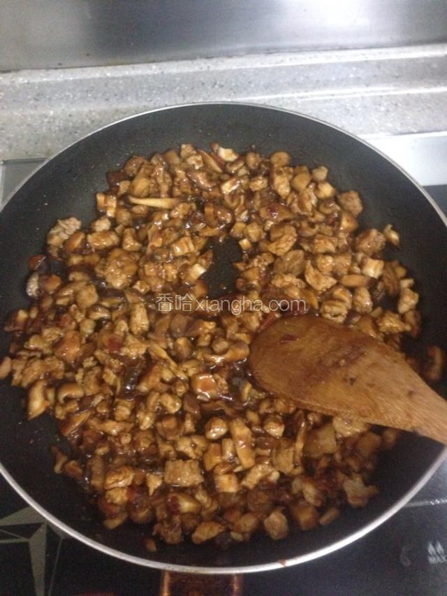 猪肉倒回锅中翻炒，加入一勺豆瓣酱、蚝油、生抽、黄豆酱、胡椒粉等调味料，炒匀，试试咸淡，加入适量白砂糖调味，喜欢多汤汁的可以倒适量水入锅