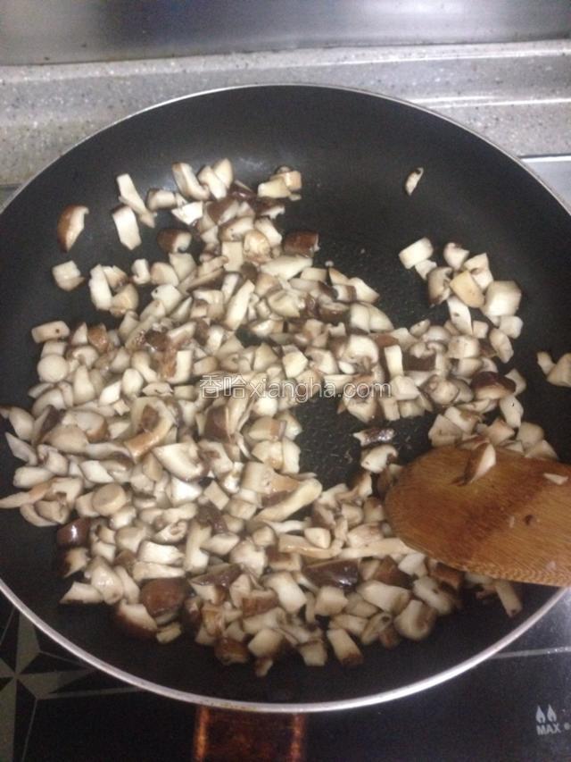姜蒜切末，倒入锅中爆香，倒入香菇炒至出汁