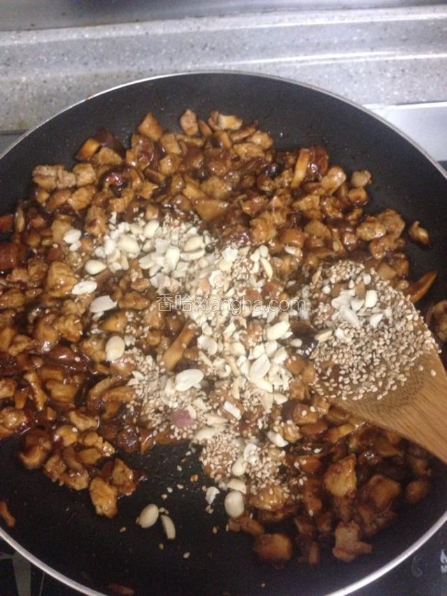 翻炒均匀后撒入花生碎和白芝麻拌匀即可关火