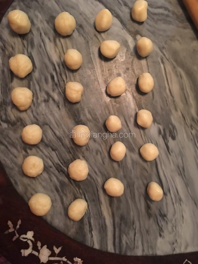 所有油皮材料加一起揉，揉的越久越好，油皮揉好静置30分钟。油酥材料加一起拌成团，这个只要拌均匀就好，再各自分成小等份，我做了12个。12个大概每份20克左右。
