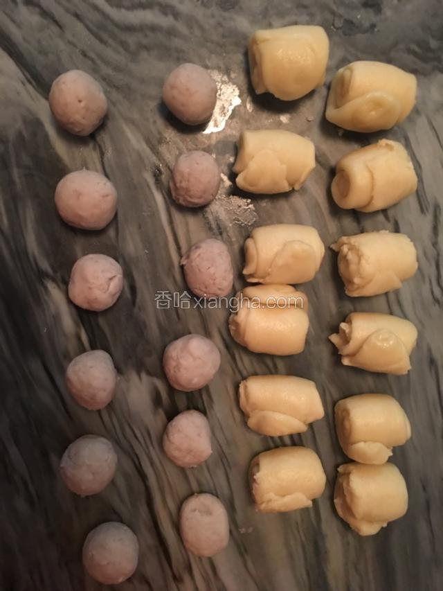 油皮包裹油酥杆成条卷起来再杆一次再卷，静置15分钟，重复杆一次再静置15分钟，之后包入芋泥，刷上蛋液撒上芝麻入烤箱180度35分钟，中间要注意火候，时间自己再掌握一下