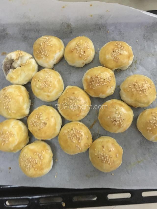 中间拿出来再刷一下蛋液，颜色好看些。成功了
