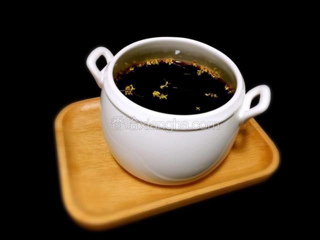 过滤后倒入容器中，冷热皆宜！