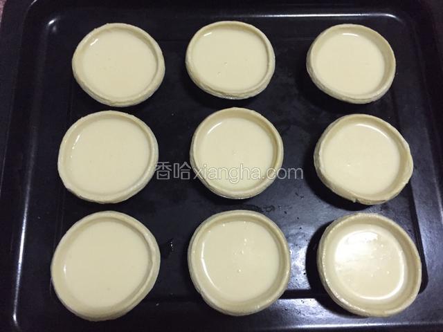 把蛋挞液倒入蛋挞皮里，九分满