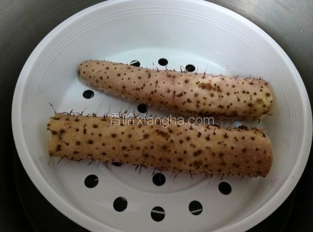 山药上锅蒸熟备用