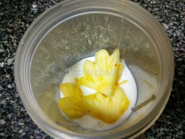 酸奶倒入搅拌器加入菠萝，上搅拌机搅拌30秒即可