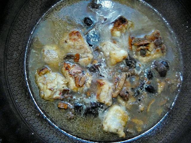 开大火炖煮。