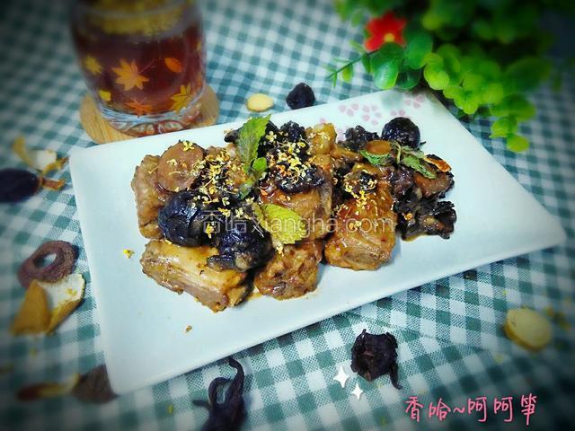 酸梅小排，酸甜可口，却又不仅仅是糖醋的滋味，还多了一丝酸梅的芳香，再加上排骨上的金桂，更加诱人。