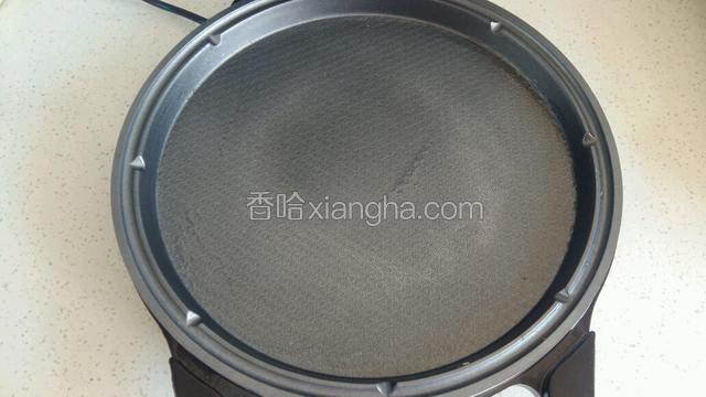 电饼档预热好，涂少许食用油