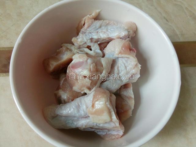 鸡腿切小块，冲洗干净