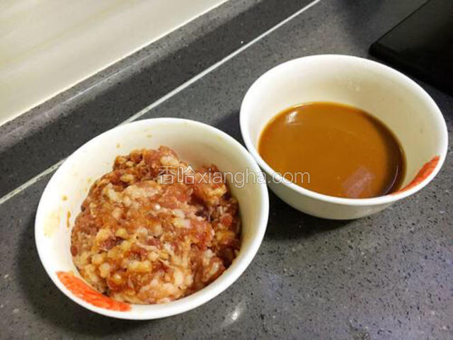 肉馅中加入一勺玉米淀粉，一勺料酒，一勺生抽腌制十五分钟备用。
准备一只空碗，然后放入一勺鸡精、两勺生抽、二勺醋、二勺白糖、适量的玉米淀粉调成鱼香汁备用。