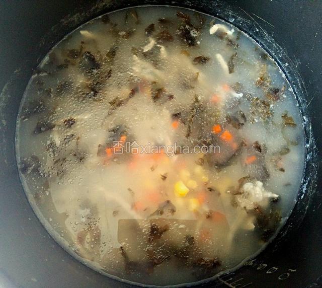 压力锅排气揭盖，倒入准备好的瘦肉、紫菜、胡萝卜、玉米粒，少许色拉油，盖上锅盖，再次按下煮粥键，开锅后拔下电源，焖5分钟。