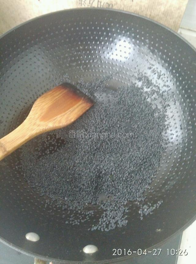 把芝麻和花生分别炒熟，分别放置。