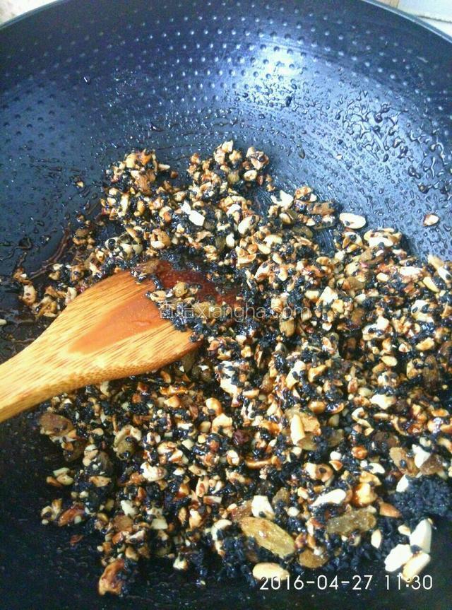等糖、蜂蜜和糖玫瑰全部融化为水状，放入芝麻花生，和葡萄干，迅速搅拌均匀，起锅。