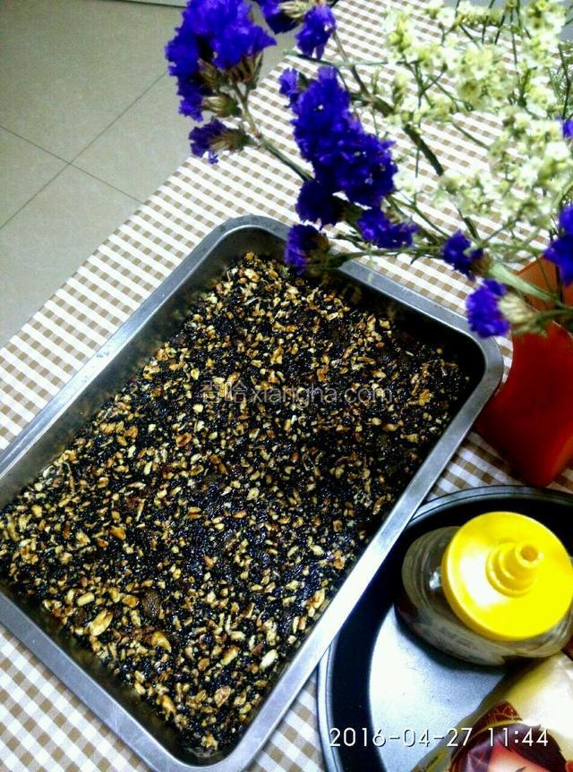 倒入铺好油纸的容器中，用擀面杖，擀开约0.8-1.0公分厚。