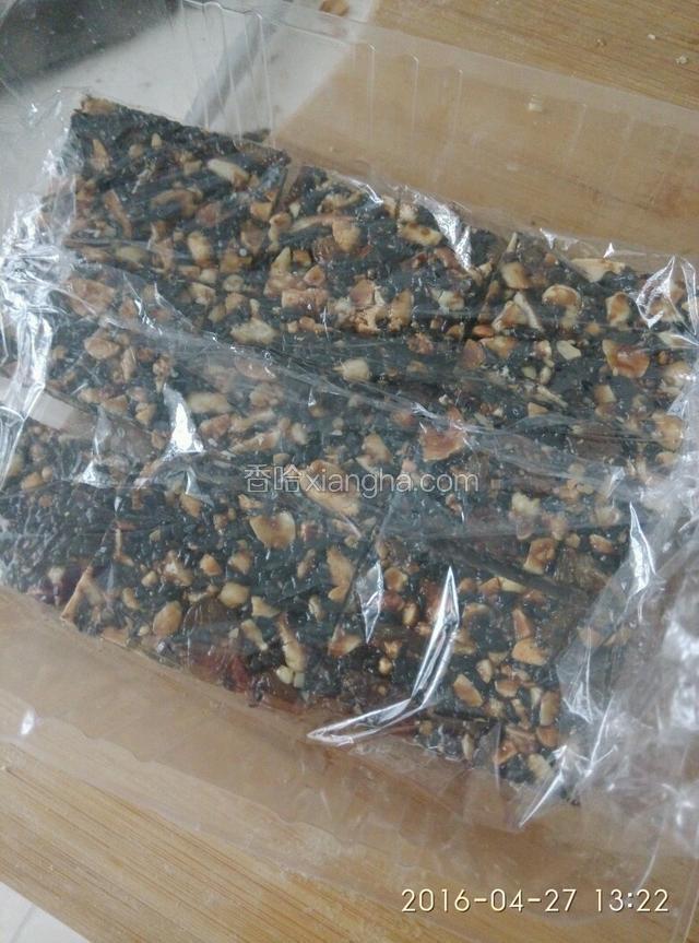 分装在食品盒中，每层用薄膜隔开，放在冰箱里冷藏或冷冻均可。