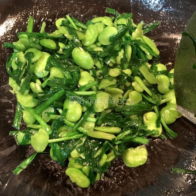 炒至韭菜断生，加入鸡精调味，再翻炒一分钟即可起锅装盘。