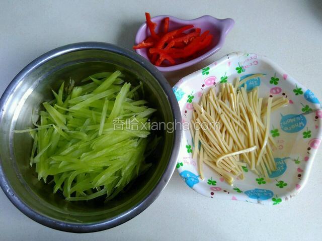 莴苣去皮洗净切丝，百叶丝泡水，红椒洗净切丝