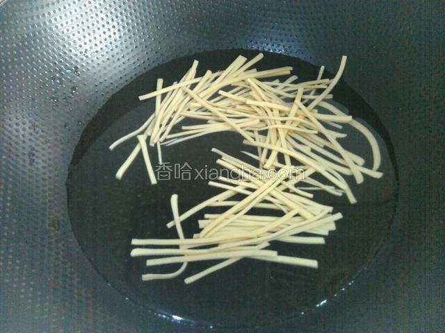 锅里放水和百叶丝大火烧开