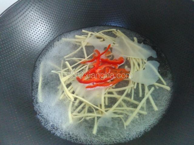 水滚后放入红椒烫一下