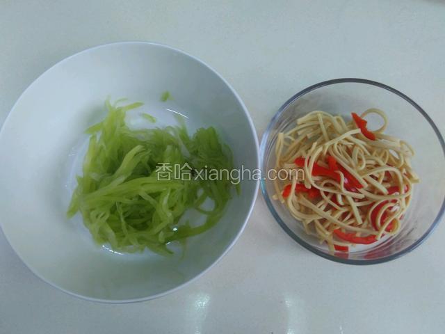 莴苣丝挤干水分，百叶丝和红椒沥干水分