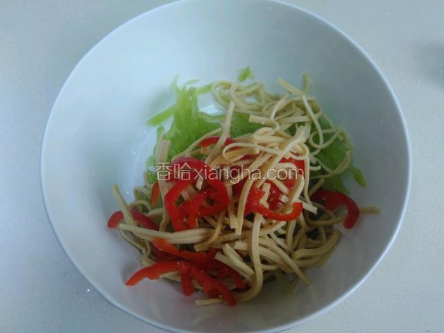 一起放在大碗里，放入少许盐，糖，醋，麻油