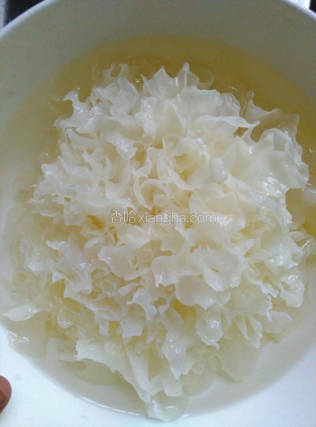 先把雪莲子和银耳放在温水里泡两小时，掰成一片一片，反复洗3遍，备用