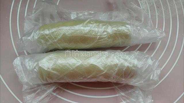 然后把两个面卷，放入保鲜袋松驰60分钟