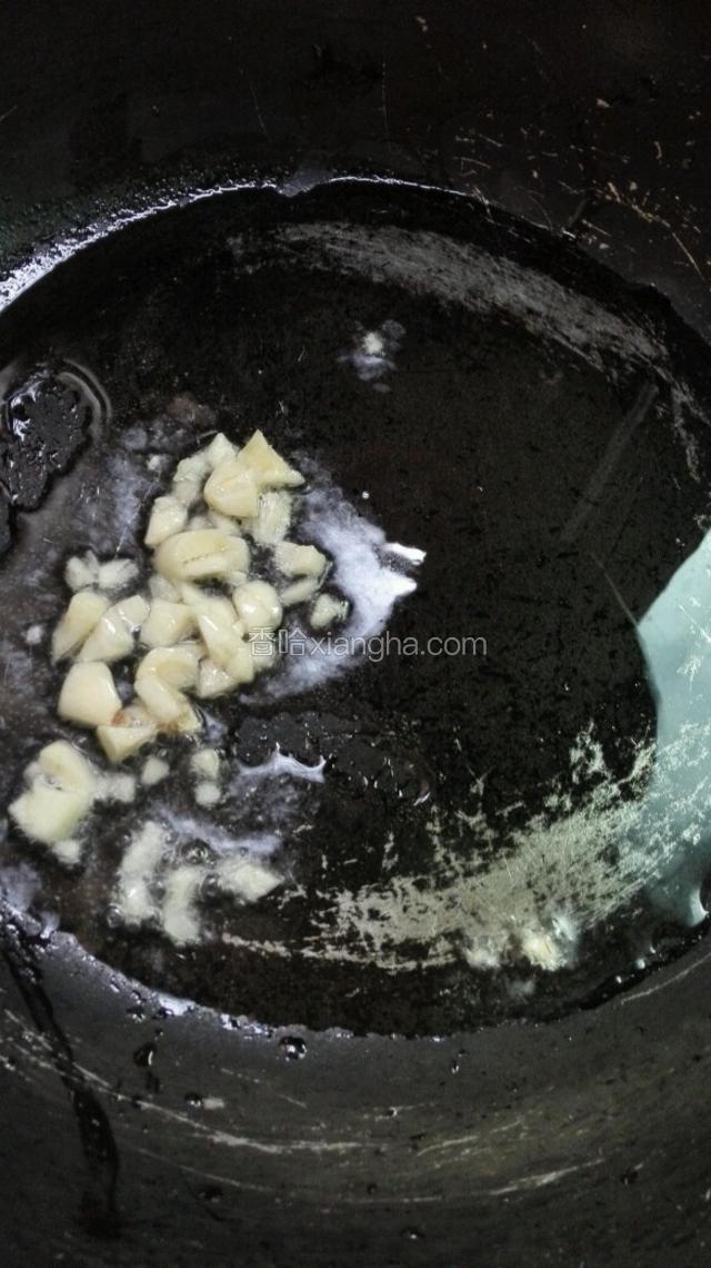热油，小火煸炒蒜末出香味