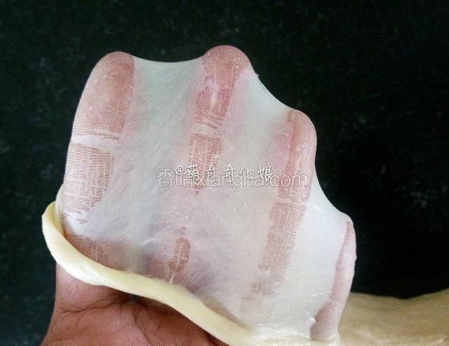 启动面包机揉至出膜状态。