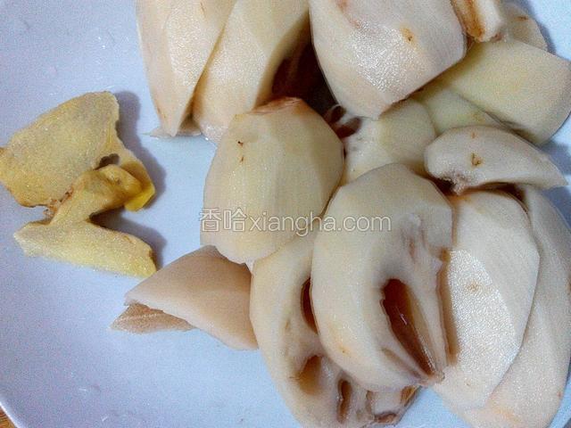 莲藕去皮切块、姜去皮切片