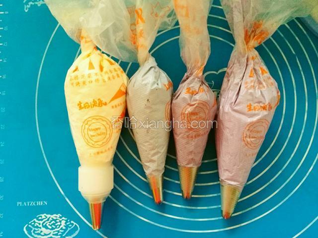 调成自己喜欢的颜色装裱花袋。
