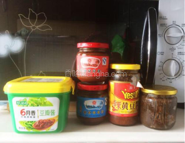 再加入各种酱料，有一瓶没商标的酱料也是自己熬制的海鲜酱，所有酱料加一大勺