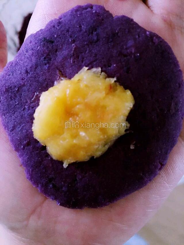 取一些紫薯泥，压成饺子皮的形状，要厚一些，放入芒果泥。